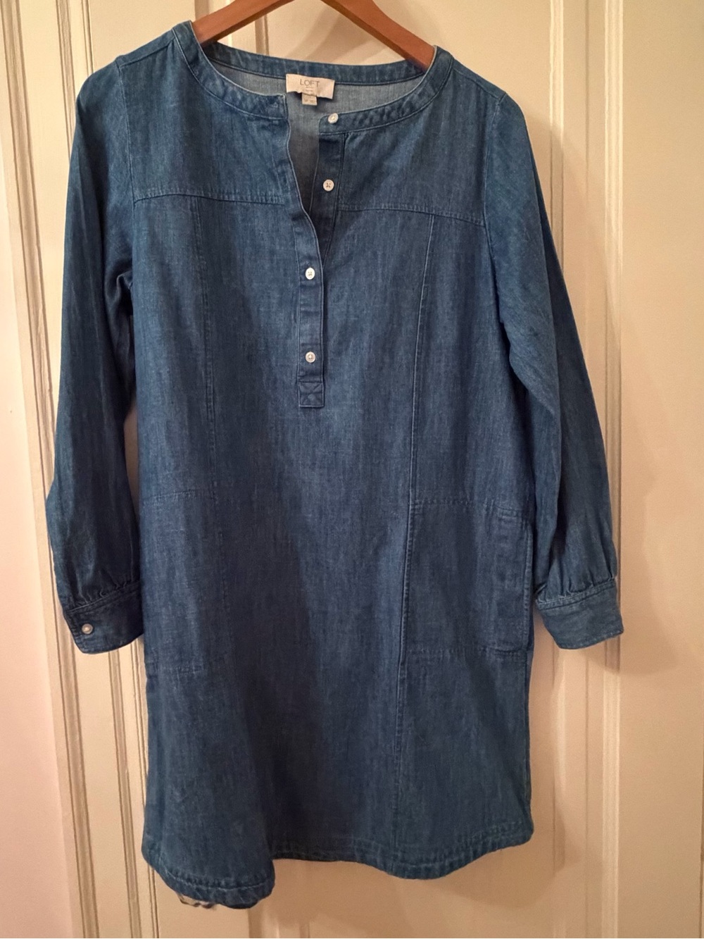 Ann Taylor LOFT Chambray Denim Henley Shift Dress (EUC)